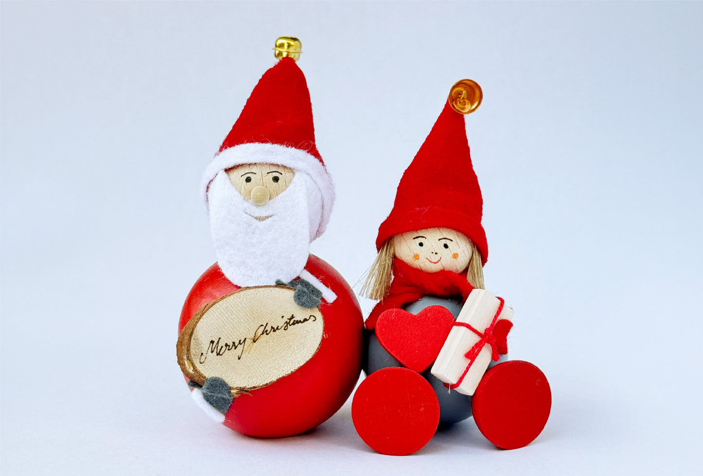 サインボードを持つサンタさんとプレゼントを持つ小人のトント