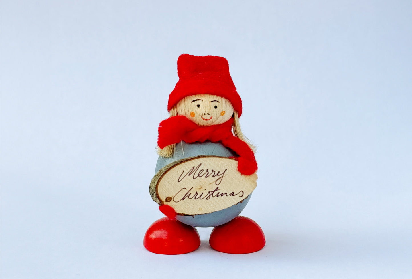 メリークリスマスのボードを持つ小人